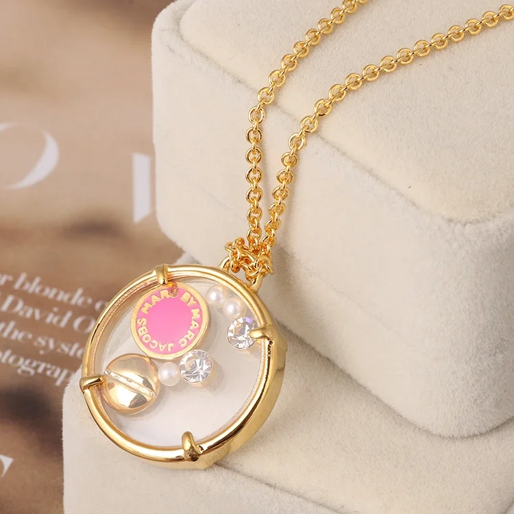 Collier Marc by Marc Jacobs disque rose flotant avec chaine en métal or jaune vue 2