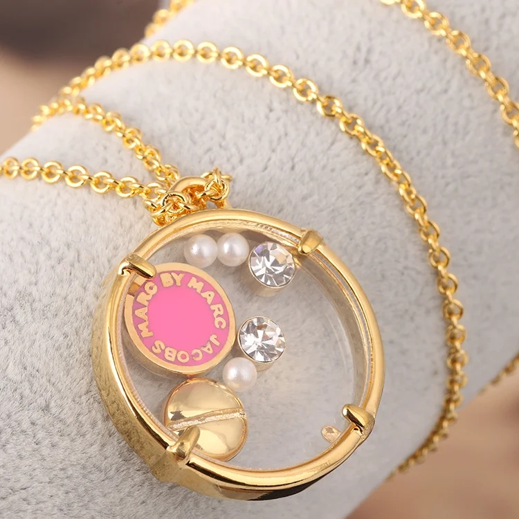 Collier Marc by Marc Jacobs disque rose flotant avec chaine en métal or jaune vue 3