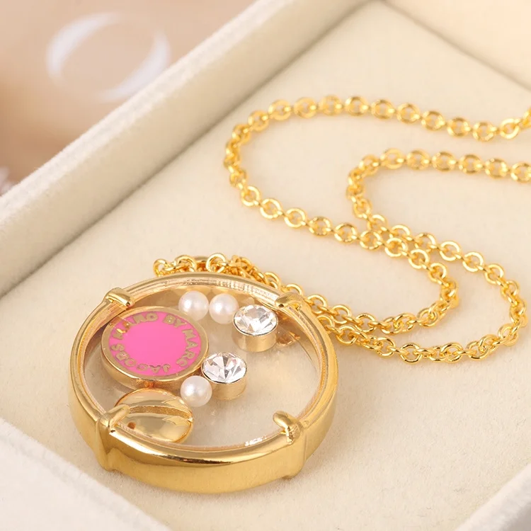 Collier Marc by Marc Jacobs disque rose flotant avec chaine en métal or jaune vue 4