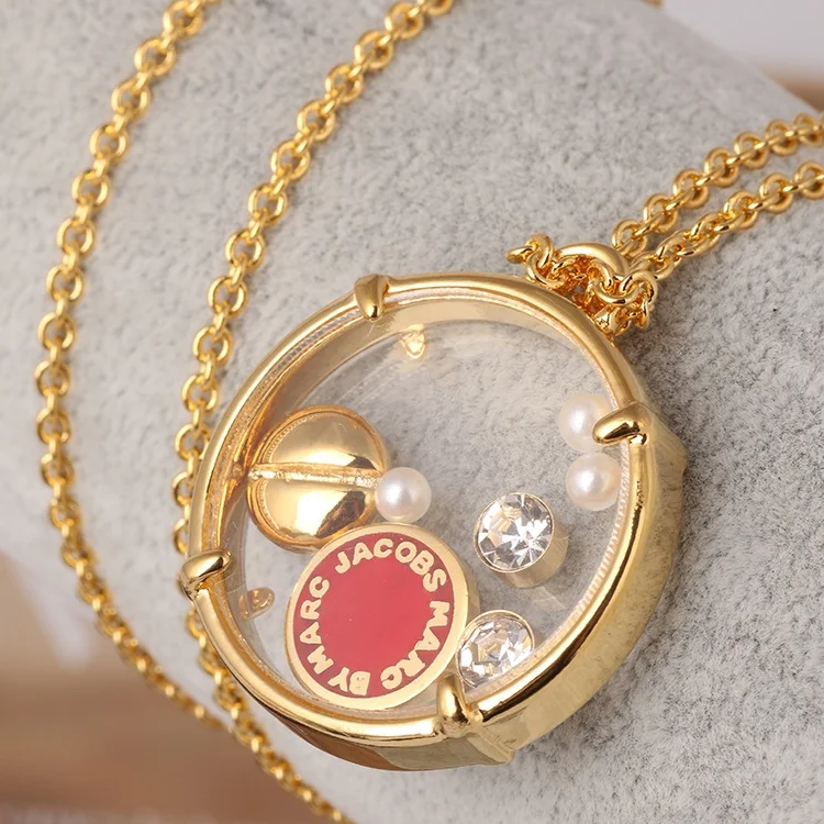 Collier Marc by Marc Jacobs pour Femme - Disque émaillé rouge sur chaîne or - Réf. 106730 vue 2