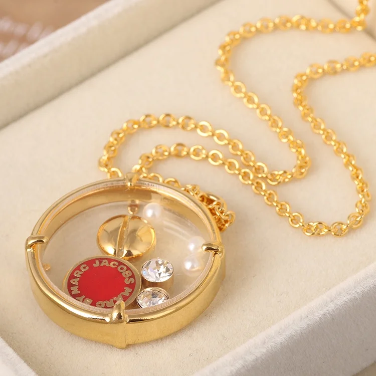 Collier Marc by Marc Jacobs pour Femme - Disque émaillé rouge sur chaîne or - Réf. 106730 vue 3