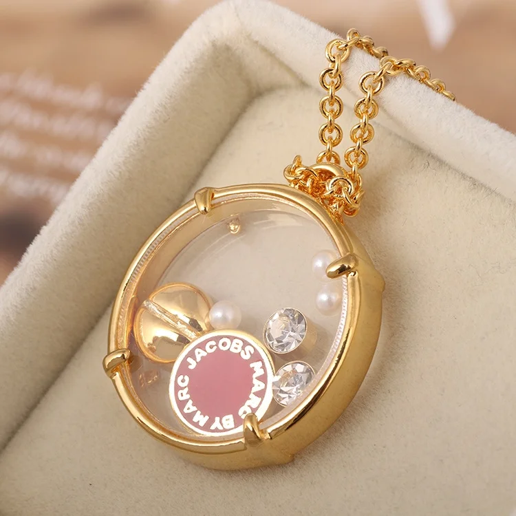 Collier Marc by Marc Jacobs pour Femme - Disque émaillé rouge sur chaîne or - Réf. 106730 vue 4