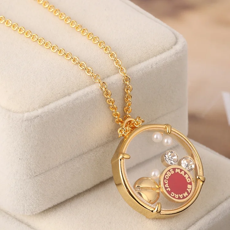 Collier Marc by Marc Jacobs pour Femme - Disque émaillé rouge sur chaîne or - Réf. 106730 vue 5