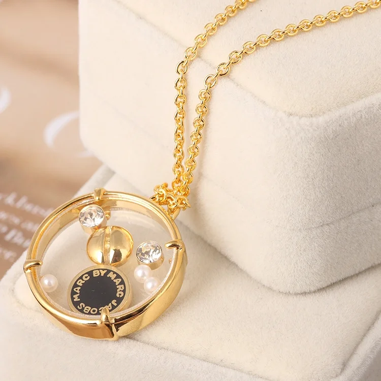 Collier Marc by Marc Jacobs - Réf. 106731 - Disque émail noir sur chaîne or jaune 66 cm - Pour Femme vue 2