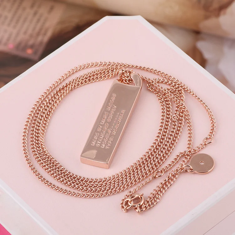 Collier chaine Marc by Marc Jacobs en acier plaqué or rose avec plaque logo - Réf. 109244 vue 3