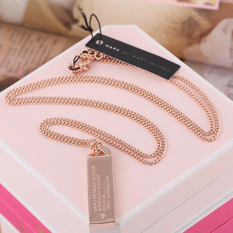 Collier chaine Marc by Marc Jacobs en acier plaqué or rose avec plaque logo - Réf. 109244 vue 4