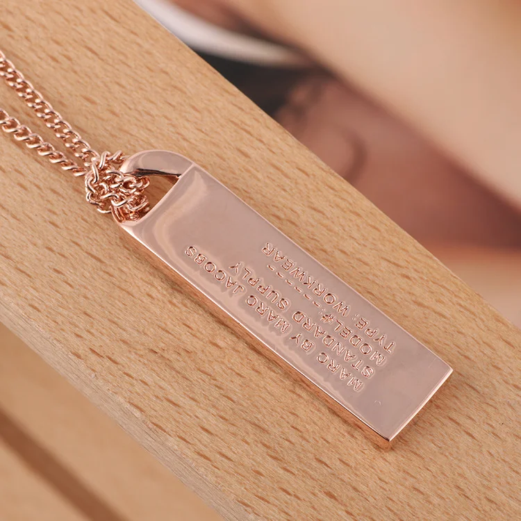 Collier chaine Marc by Marc Jacobs en acier plaqué or rose avec plaque logo - Réf. 109244 vue 5