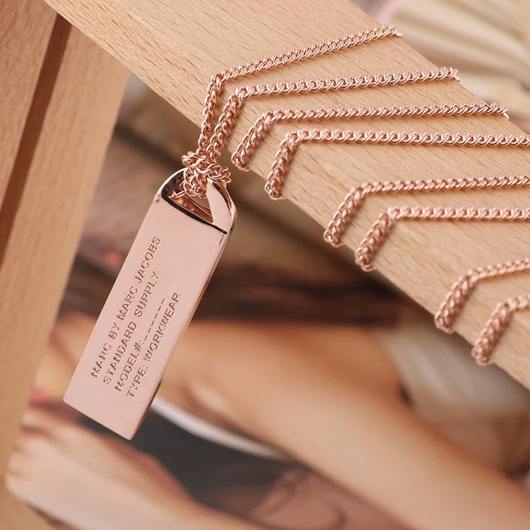 Collier chaine Marc by Marc Jacobs en acier plaqué or rose avec plaque logo - Réf. 109244 vue 6