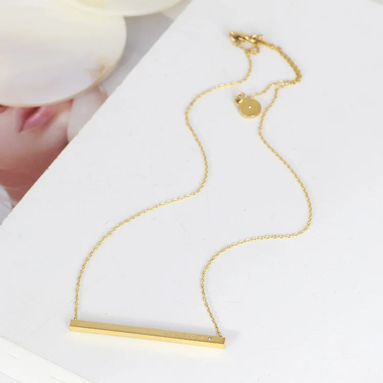 Collier Michael Kors Heritage avec barre pendante 3D en acier inoxydable doré vue 2