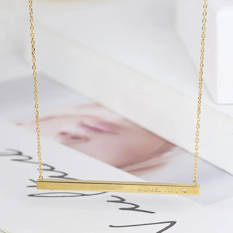 Collier Michael Kors Heritage avec barre pendante 3D en acier inoxydable doré vue 3