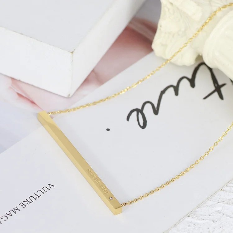 Collier Michael Kors Heritage avec barre pendante 3D en acier inoxydable doré vue 4