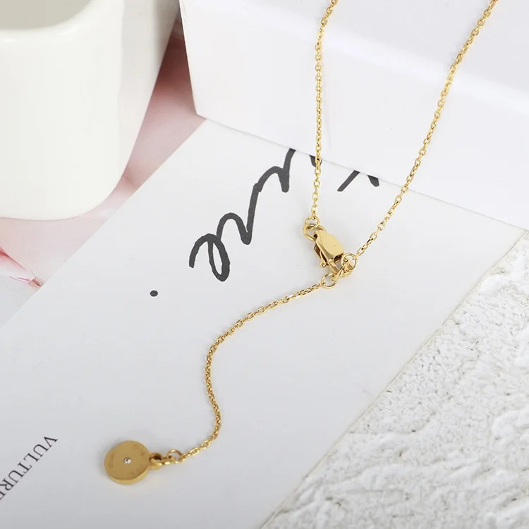 Collier Michael Kors Heritage avec barre pendante 3D en acier inoxydable doré vue 5