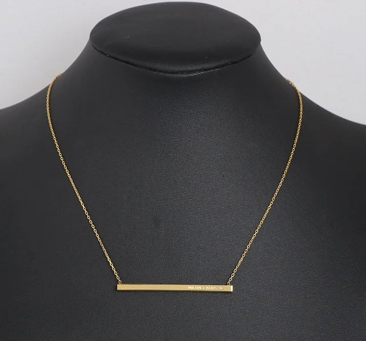 Collier Michael Kors Heritage avec barre pendante 3D en acier inoxydable doré vue 6