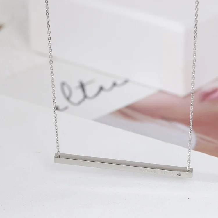 Collier Michael Kors Heritage avec barre pendante 3D en acier inoxydable argenté vue 2