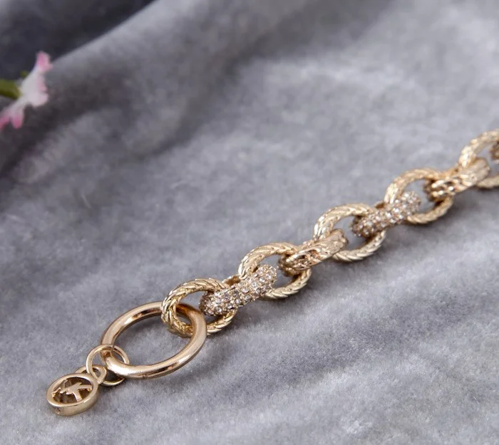 Bracelet Michael Kors pour Femme - Réf. 109783 - Maille métal or jaune incrustée de cristaux vue 3