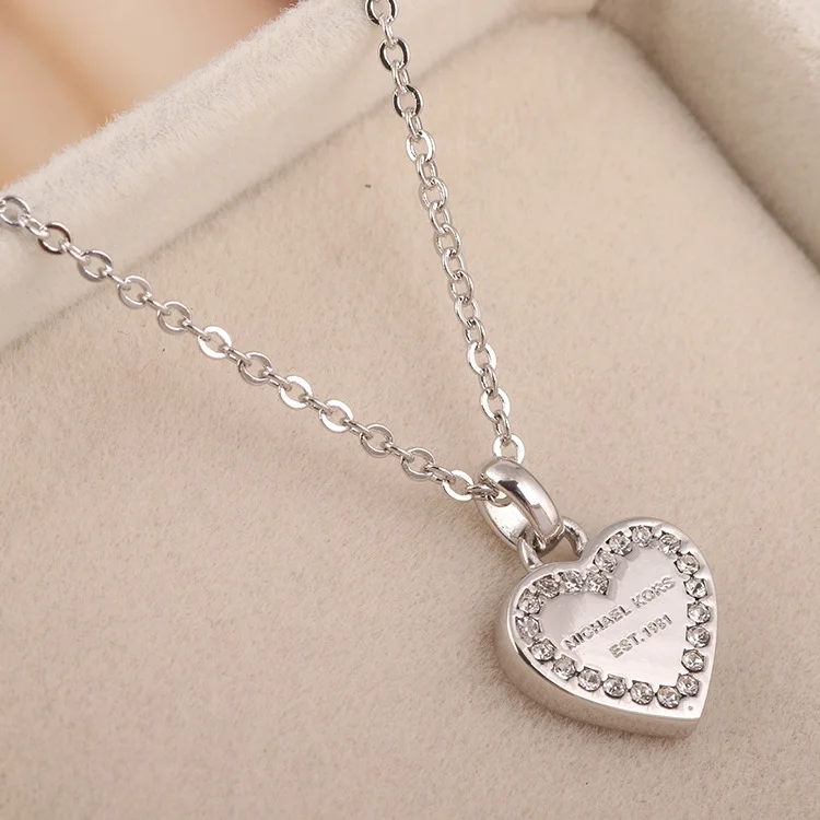 Collier Michael Kors MKJ3970040 en acier argenté pour femme, pendentif coeur orné de zirconiums vue 2