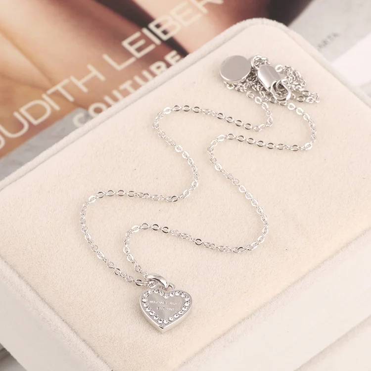 Collier Michael Kors MKJ3970040 en acier argenté pour femme, pendentif coeur orné de zirconiums vue 3