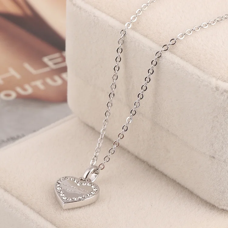 Collier Michael Kors MKJ3970040 en acier argenté pour femme, pendentif coeur orné de zirconiums vue 4