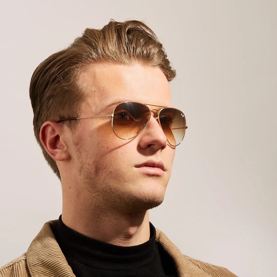 Lunettes de soleil Ray-Ban Aviator RB3025 001/51 - Monture or unisexe, verres dégradés marron vue 4