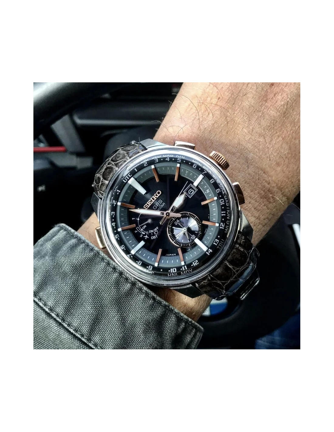 Montre Homme Seiko Astron SAS038J1 GPS Solaire - Boîtier Acier, Cadran Noir, Bracelet Cuir Crocodile vue 3