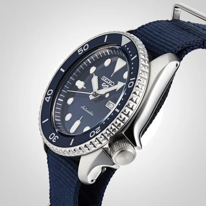 Montre Seiko 5 Sports SRPD51K2 Automatique Homme - Cadran Bleu, Bracelet NATO Bleu vue 4