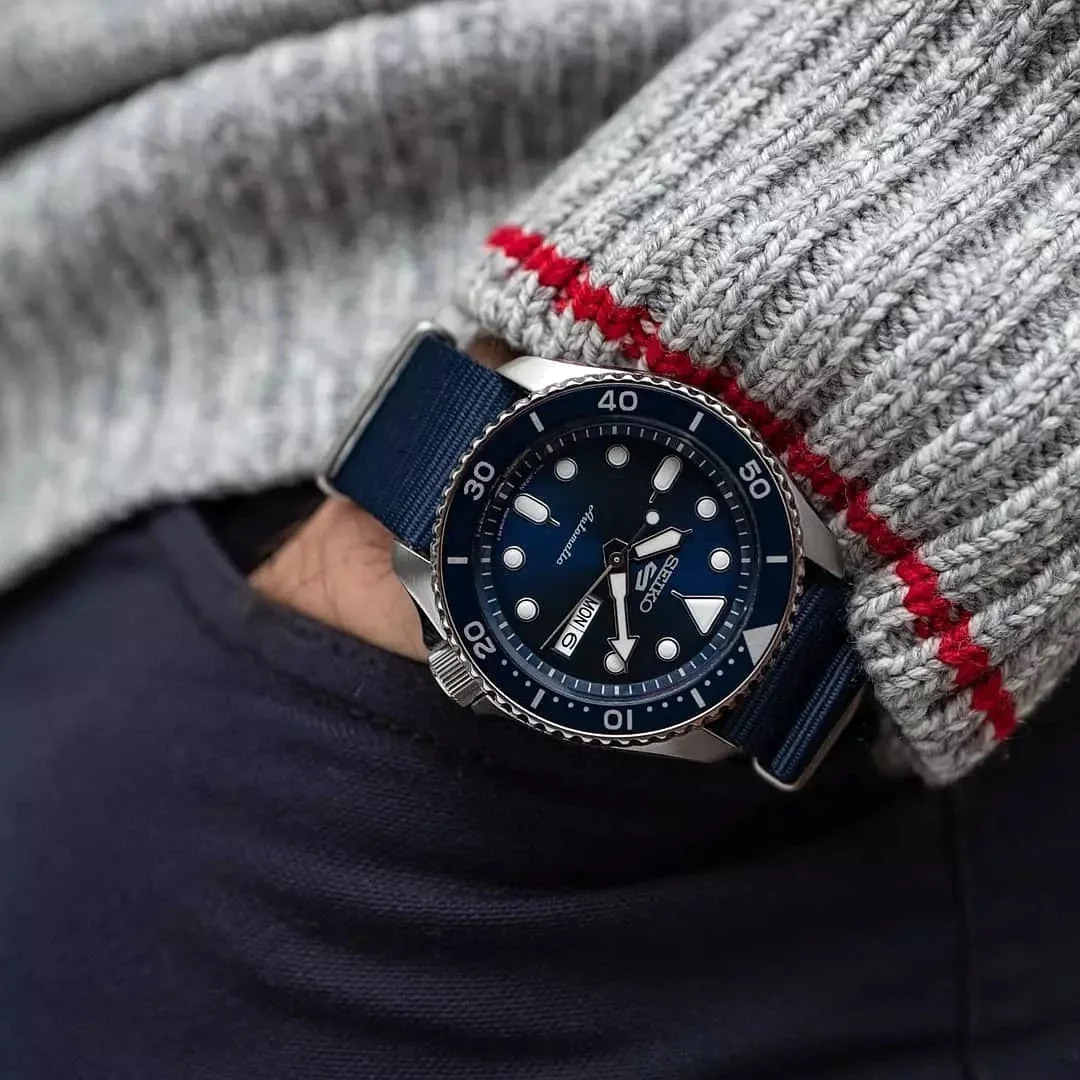 Montre Seiko 5 Sports SRPD51K2 Automatique Homme - Cadran Bleu, Bracelet NATO Bleu vue 5