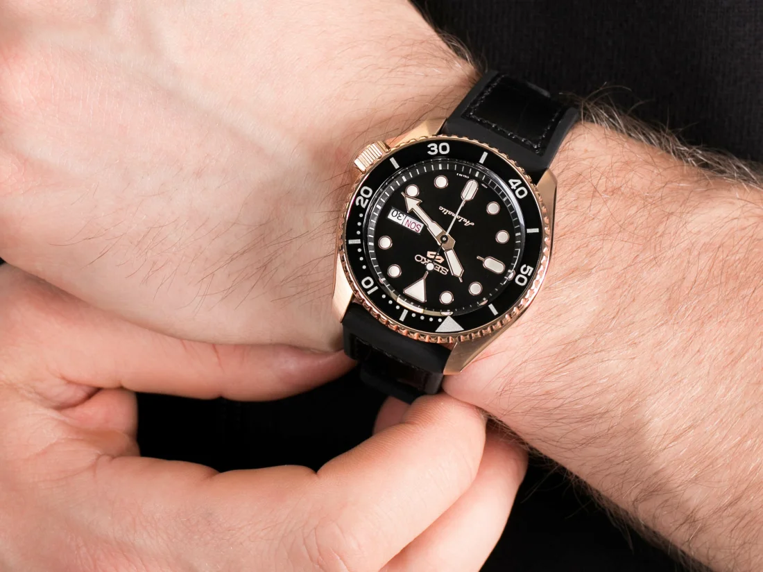 Montre Seiko 5 Sports SRPD76K1 Automatique Homme - Boîtier Or Rose, Cadran Noir, Bracelet Acier vue 5