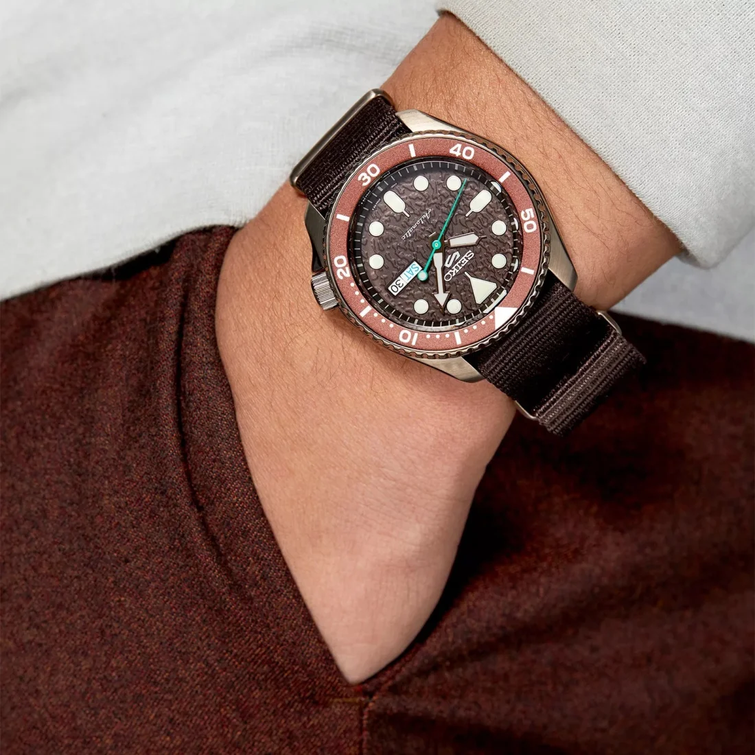 Montre Seiko 5 SRPD85K1 Automatique Homme - Cadran Marron Soleillé, Boîtier Nylon et Bracelet Nylon Kaki vue 4