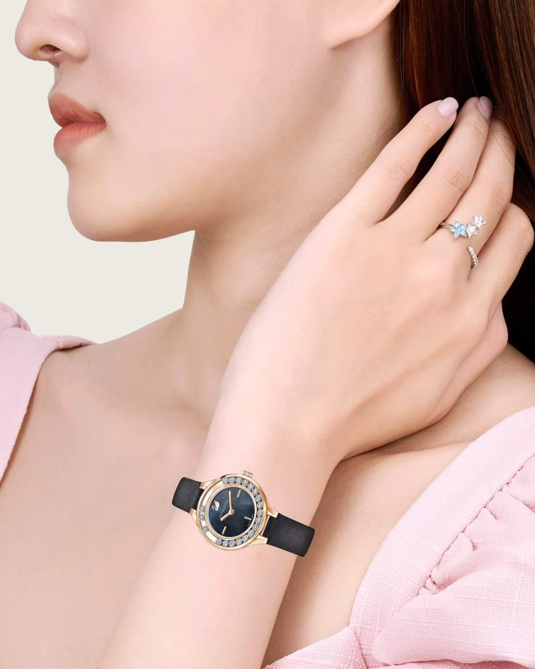 Montre Femme Swarovski Lovely Crystal 5301877, Cadran Noir, Boîtier Or Rose, Bracelet Cuir Noir vue 4