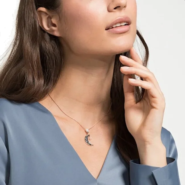 Collier Swarovski Symbolica 5489534 en métal plaqué or rose avec pendentif lune et cristaux - Pour Femme vue 4