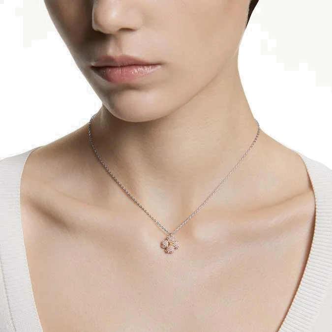 Collier Swarovski Latisha Flower 5636488 en argent rhodié, pendentif réversible cristaux rose et blanc vue 5