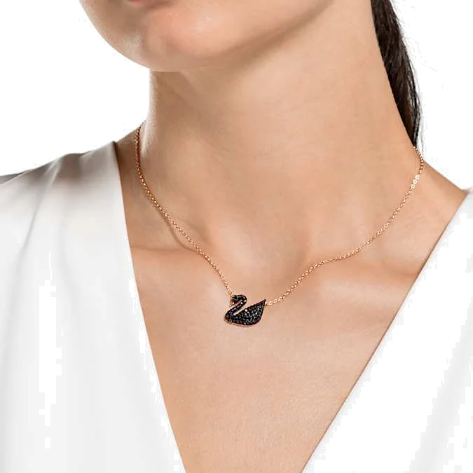 Collier Swarovski Iconic Swan 5204134 pour Femme en plaqué or rose avec cristaux noirs vue 4