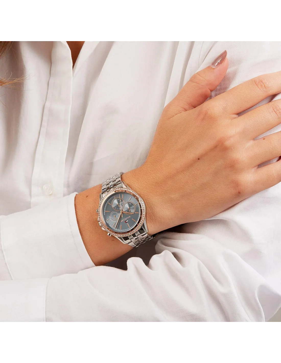 Montre Tommy Hilfiger Ari 1781976 pour femme, cadran bleu avec brillants et bracelet acier vue 3