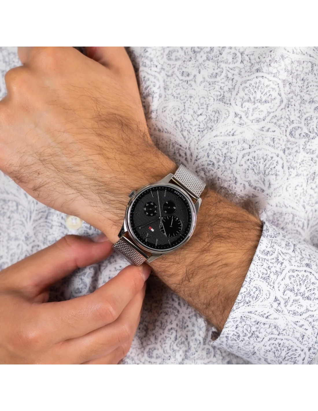 Montre Homme Tommy Hilfiger Damon 1791415 - Cadran Noir, Boîtier et Bracelet Maille Milanaise Argent vue 4