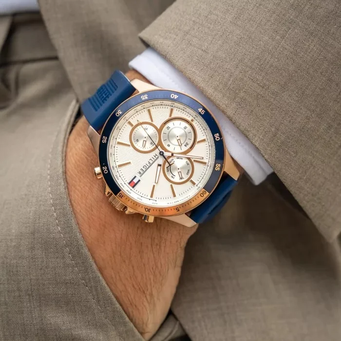 Montre Homme Tommy Hilfiger 1791778 Bank - Cadran Argent, Boîtier Or Rose, Bracelet Silicone Bleu vue 4