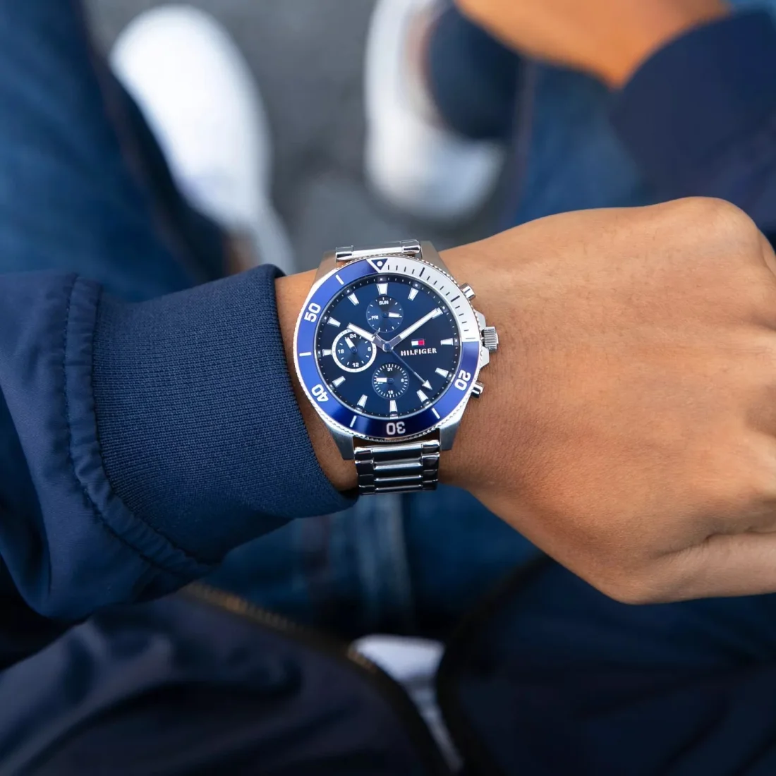 Montre Tommy Hilfiger Larson 1791917 chronomètre sport en acier cadran bleu vue 4