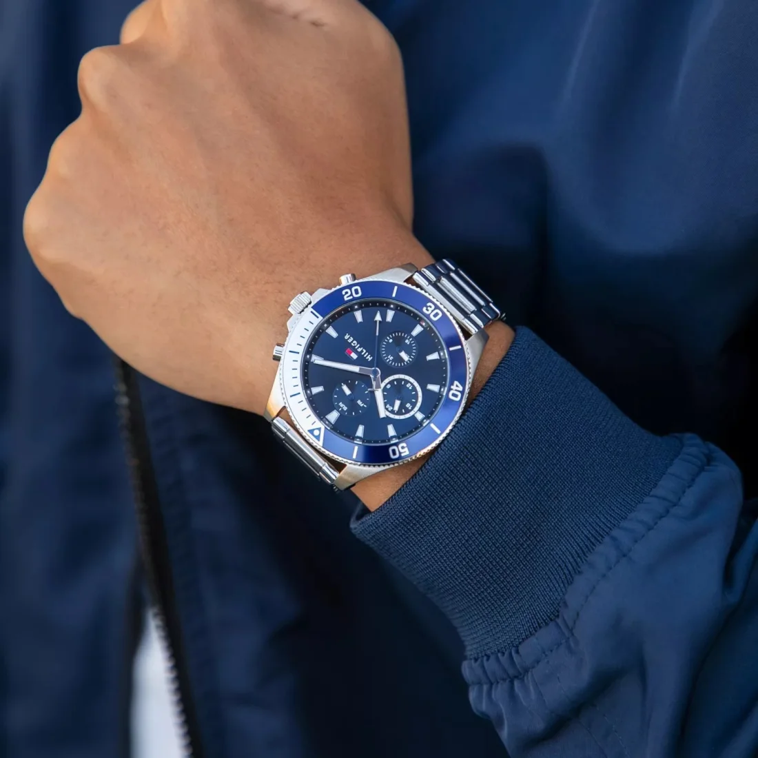 Montre Tommy Hilfiger Larson 1791917 chronomètre sport en acier cadran bleu vue 5