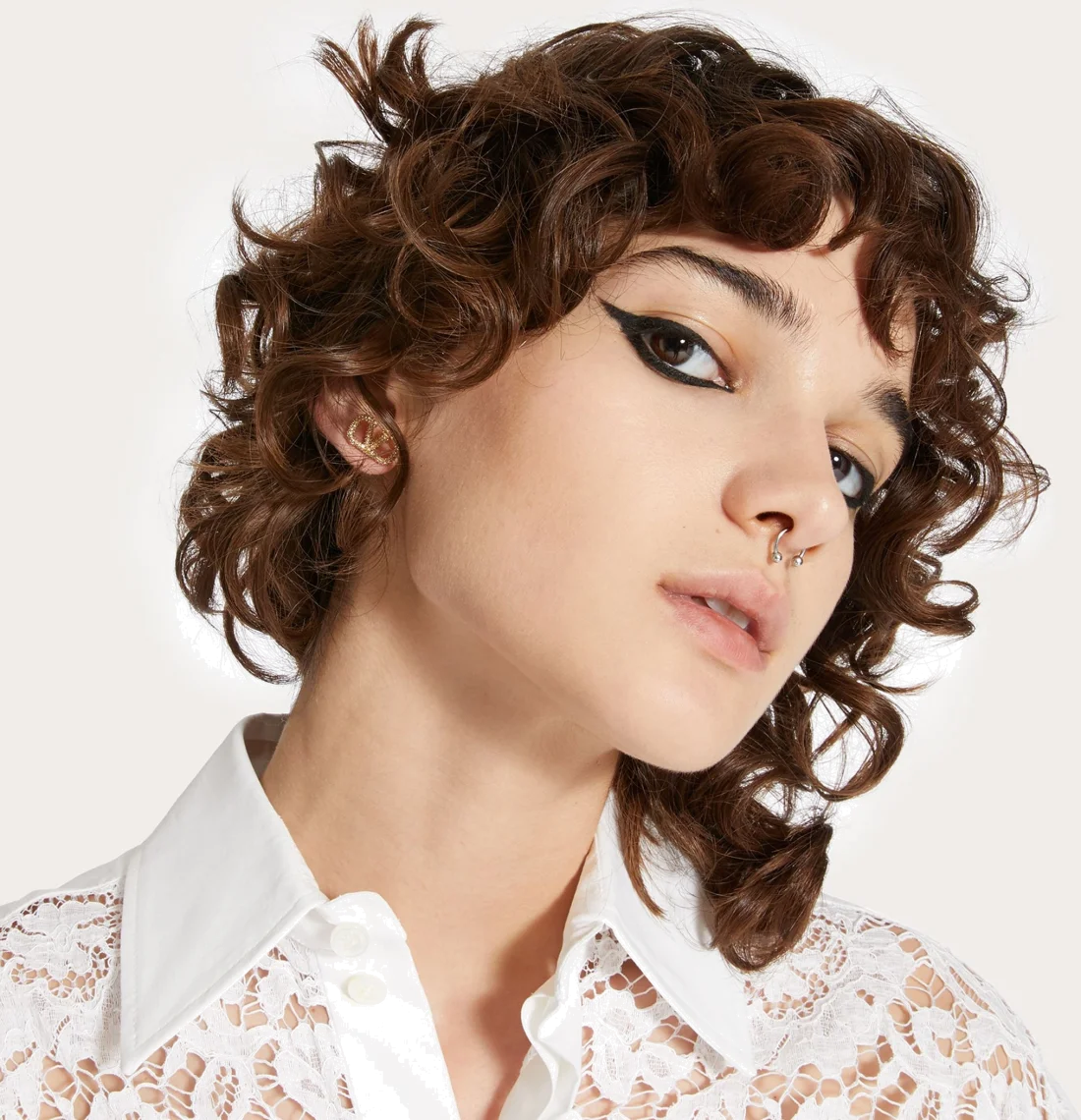 Boucles d'oreilles Valentino Garavani Vlogo Signature en métal et cristaux Swarovski vue 4