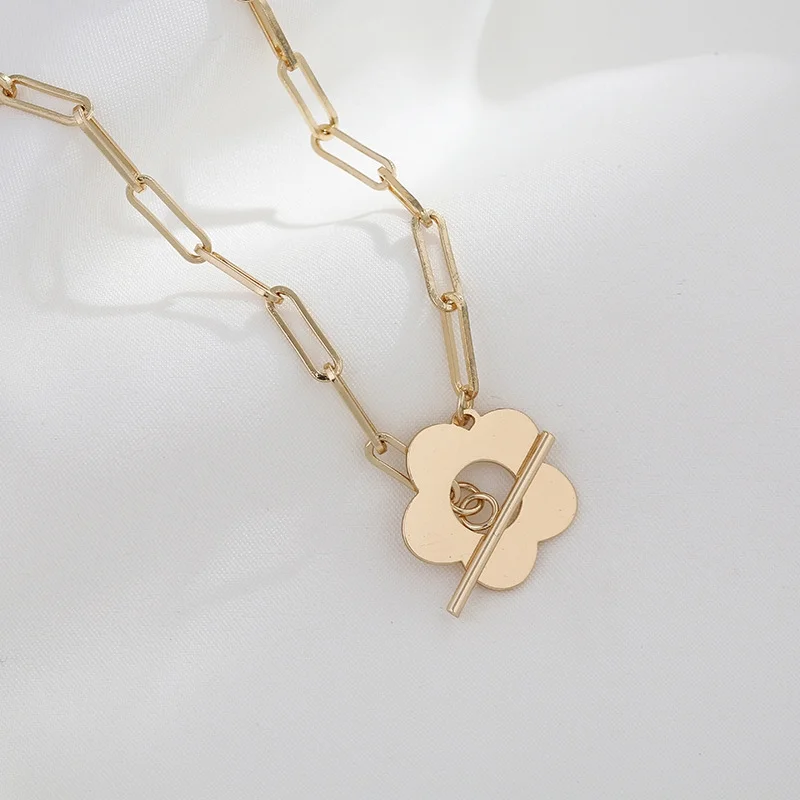 Collier ras du coup floral en acier plaqué or fin Victoria Bradley vue 2