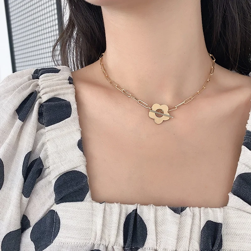 Collier ras du coup floral en acier plaqué or fin Victoria Bradley vue 4