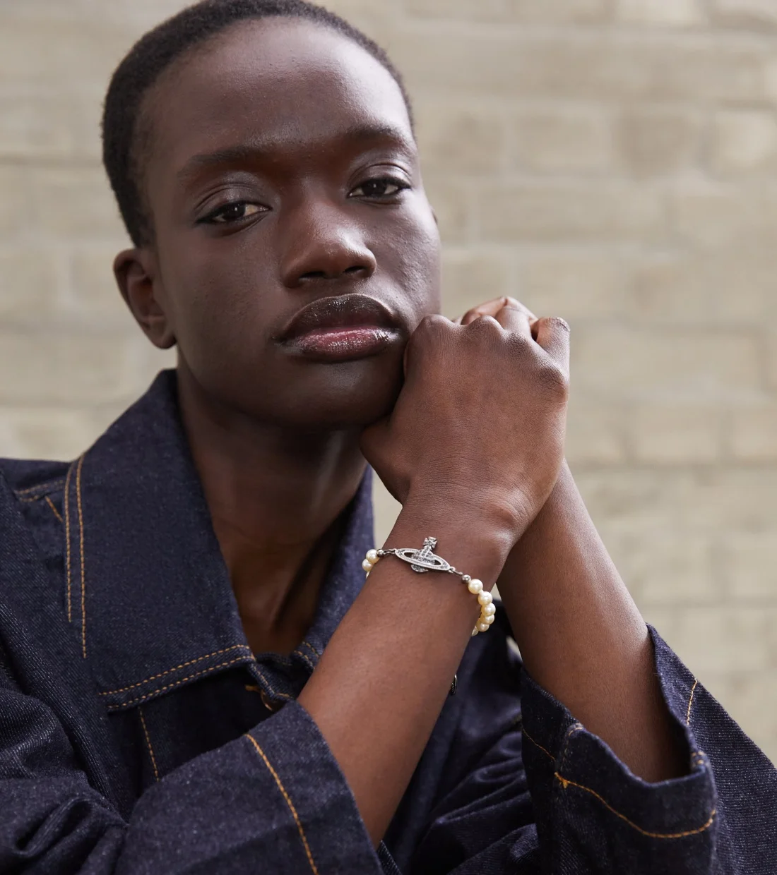 Bracelet Vivienne Westwood bas relief en perles blanches