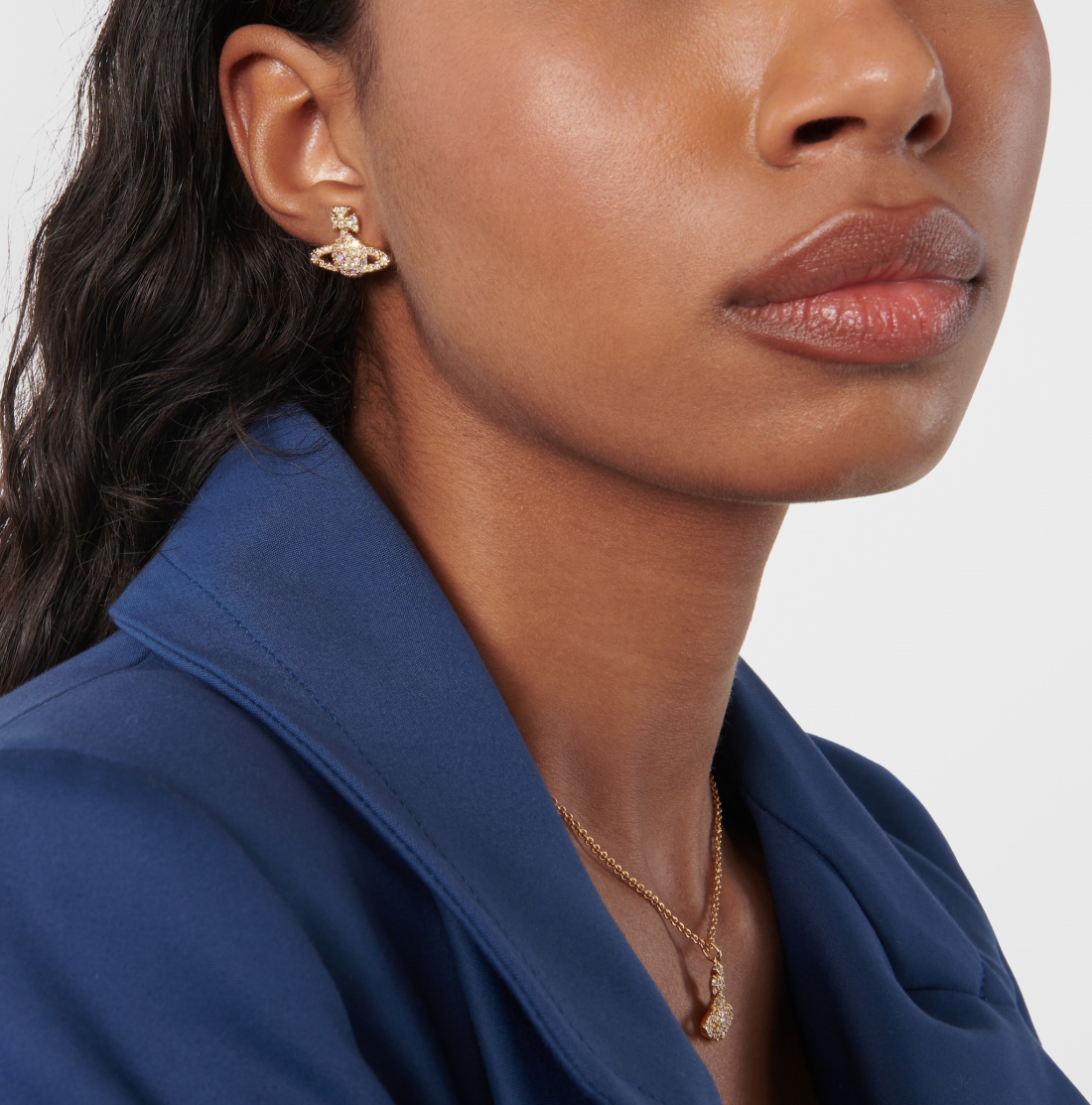 Boucles d'oreilles Vivienne Westwood bas relief pavés de cristaux - Or vue 2