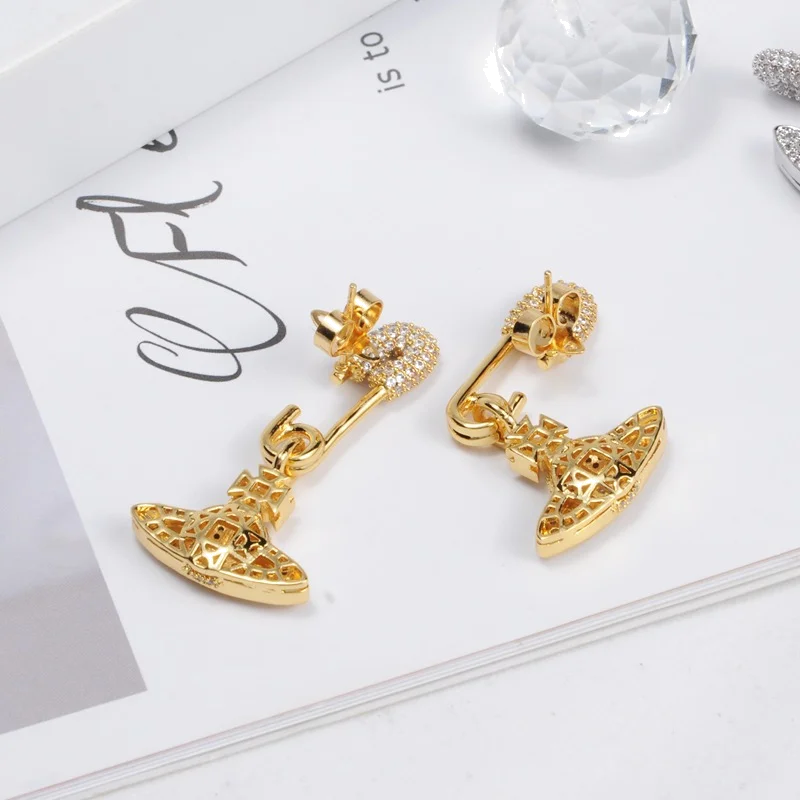 Boucles d'oreilles Vivienne Westwood épingle de sureté en métal doré et cristaux vue 2