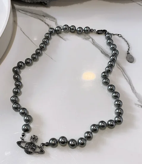 Collier choker Vivienne Westwood bas relief perles noires - Réf. 109839B - Pour femme vue 2